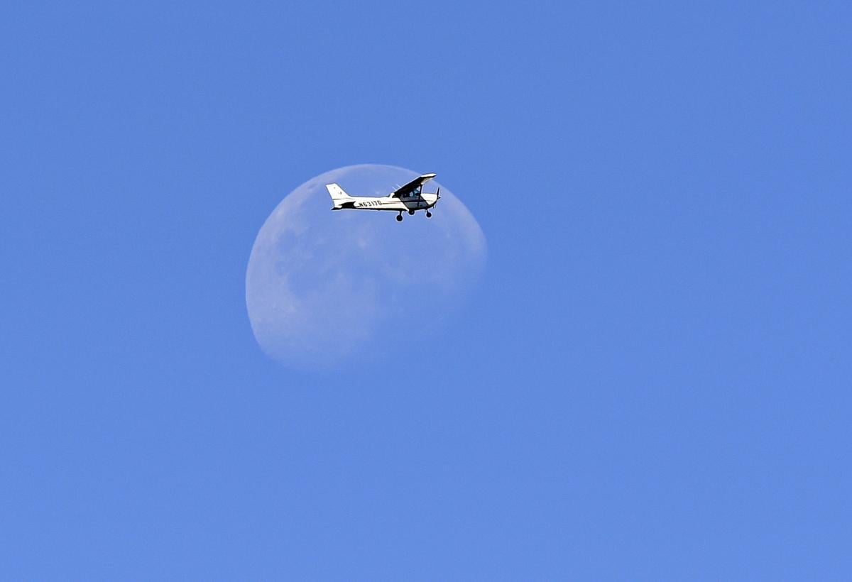 092116-nws-moon-plane-1.jpg