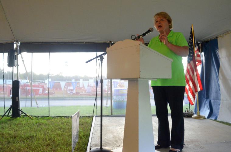 Bryant takes stage at Du Quoin State Fair to officially announce her
