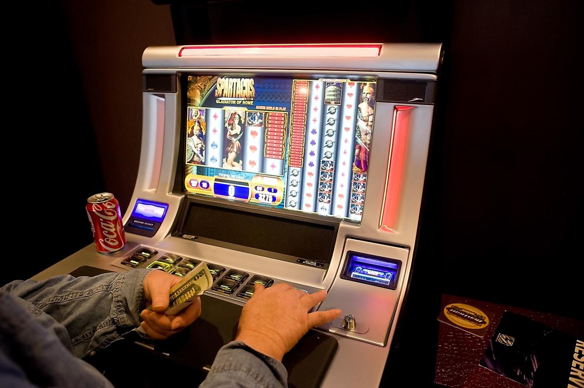 Gambling machine cheating device