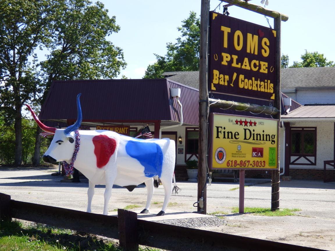 Tom's Place in De Soto adds bull statue to parking lot Local News