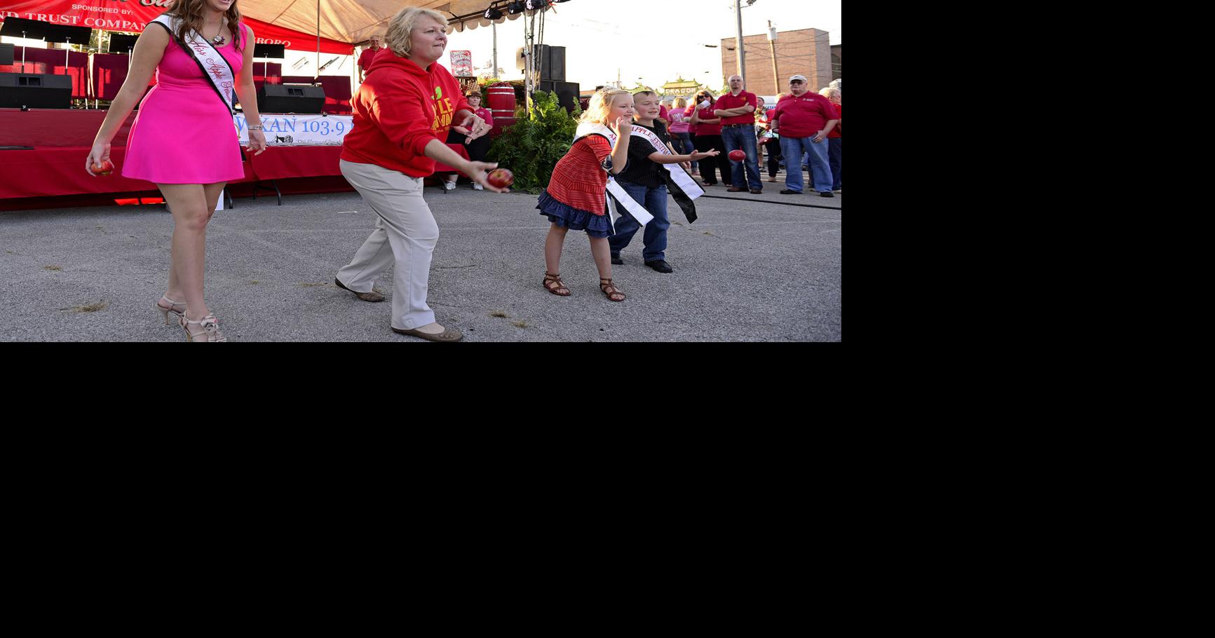 Murphysboro Apple Festival begins with apple toss