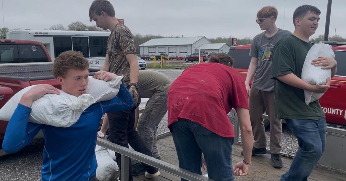Locals in Johnson Cty work together during storm clean-up efforts