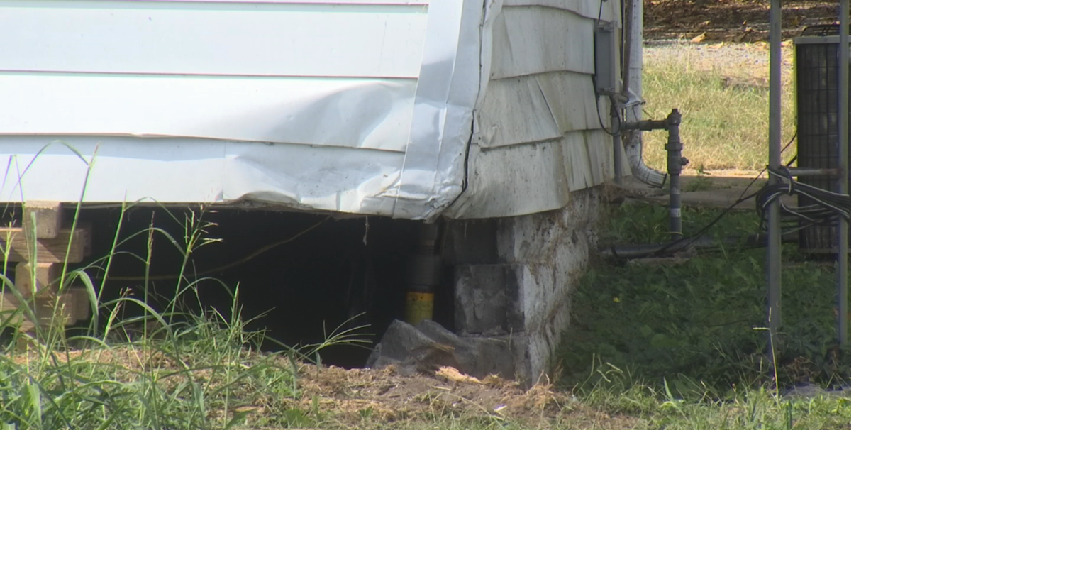Carbondale police investigate a car crashing into a home | Latest ...