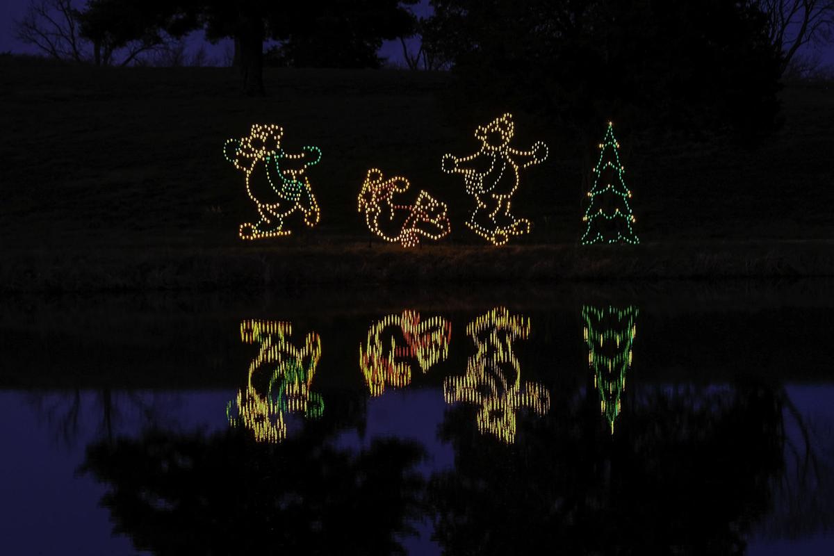 Perfect For Social Distancing Du Quoin S Drive Thru Holiday Lights Display Is Up And Twinkling Local News Thesouthern Com