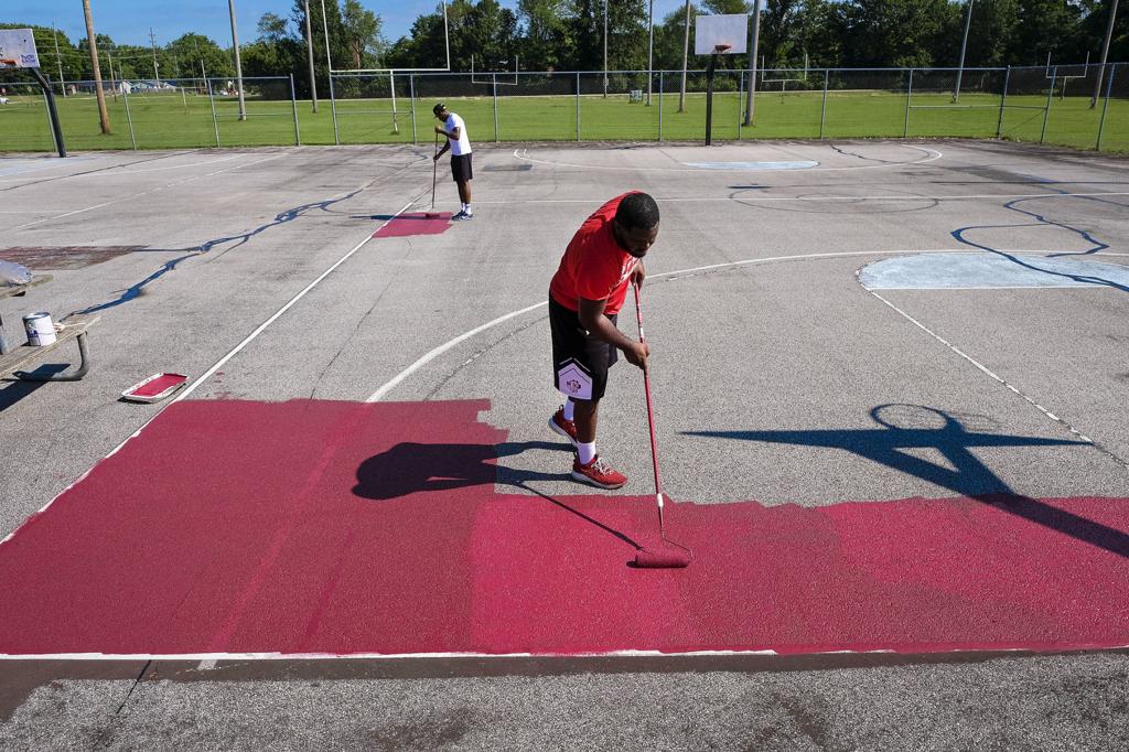 Carbondale S Rucker Park Volunteers Fix Up Attucks Basketball
