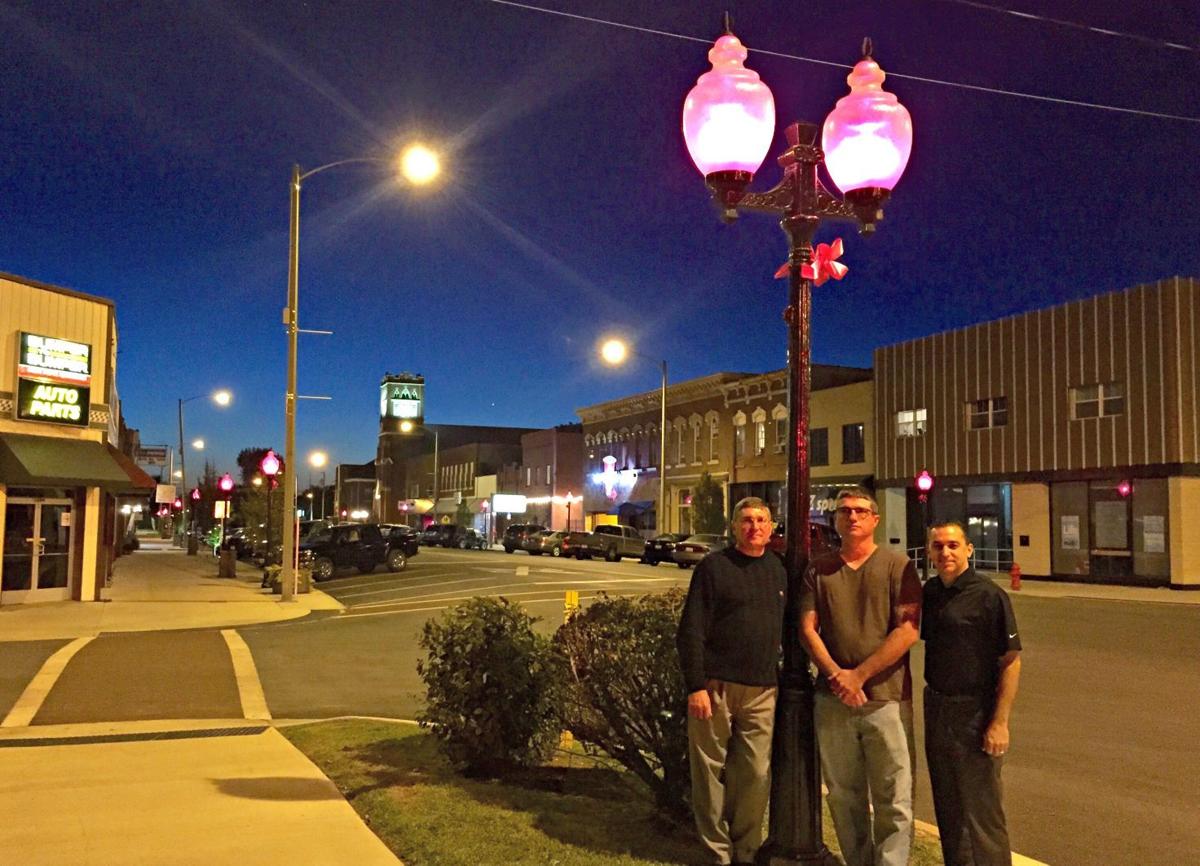 Du Quoin's downtown lights go pink Local News