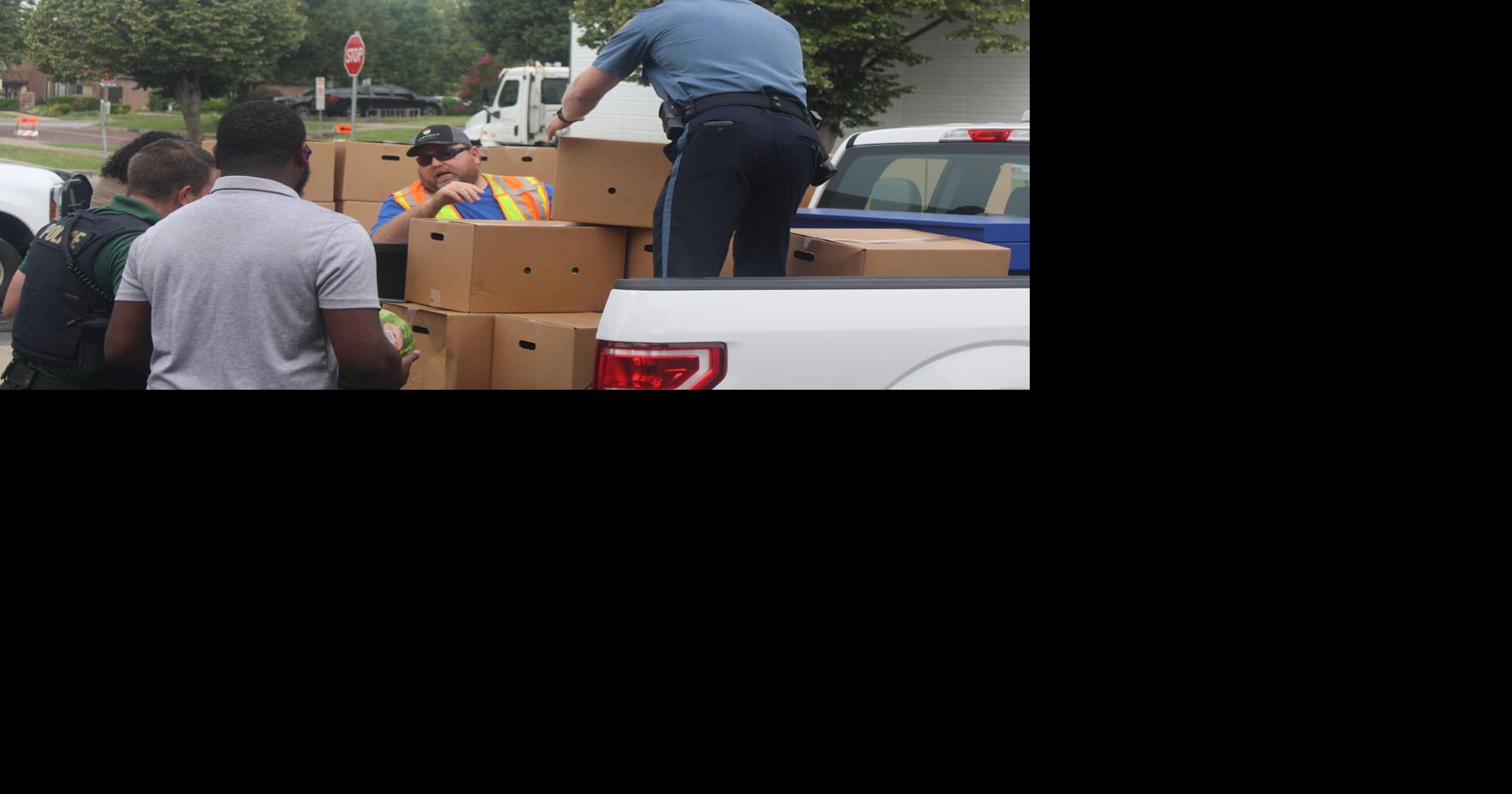 Carbondale hands out hundreds of fresh food boxes