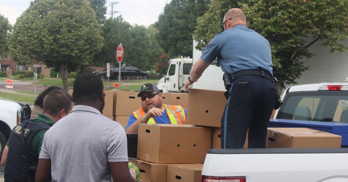 Carbondale hands out hundreds of fresh food boxes