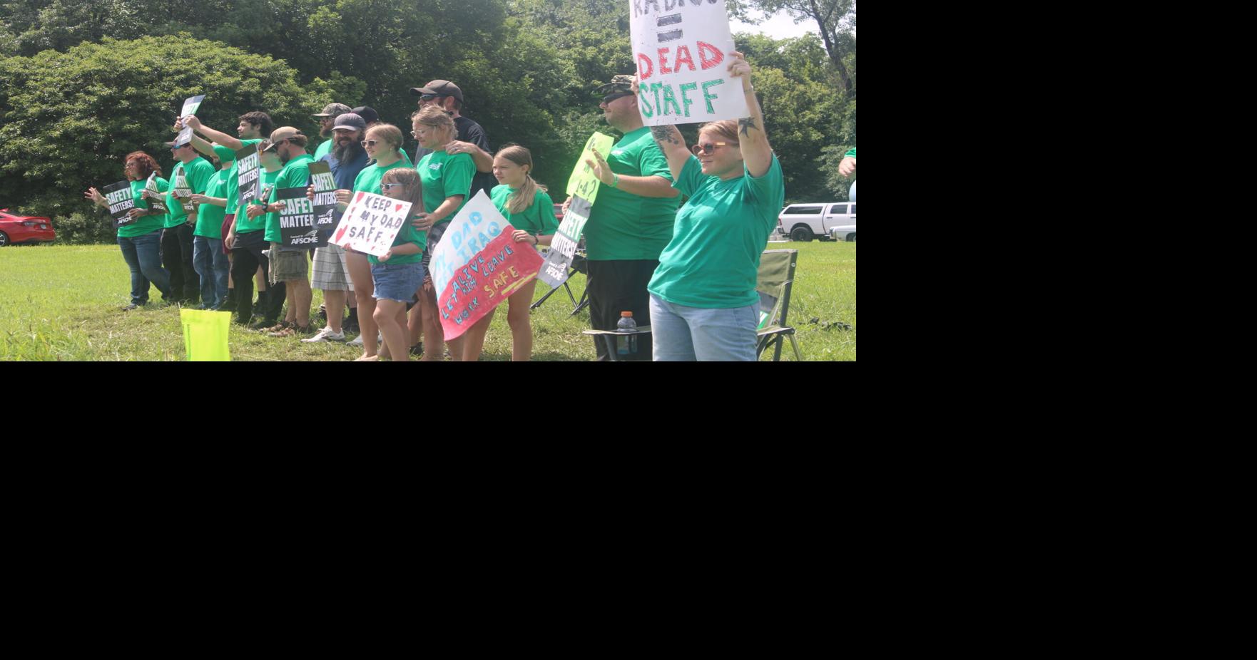 Shawnee prison staff picket during third week without radios