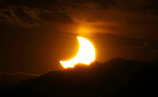 Solar eclipse mania spurs festivals, tours, sold-out hotels