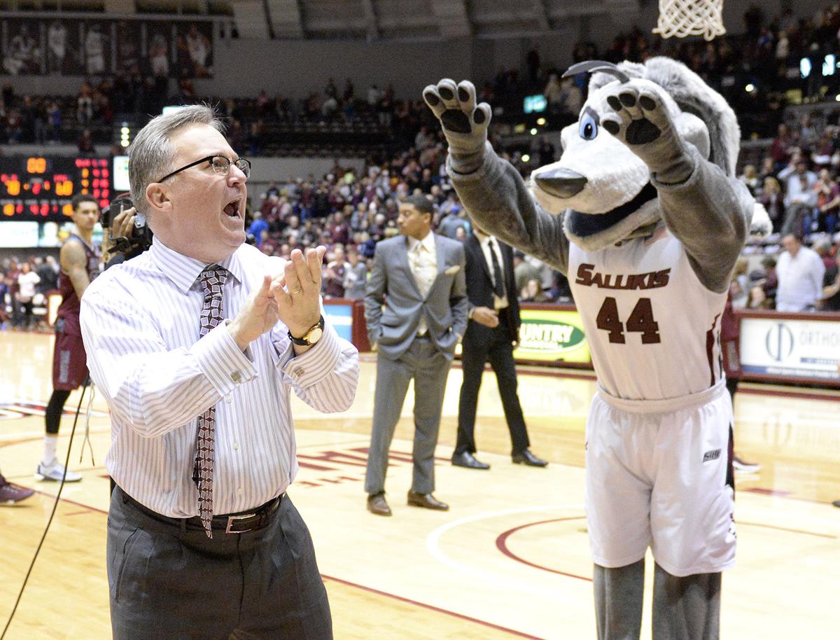 Siu Extends Men S Basketball Coach Hinson S Deal Through 2020