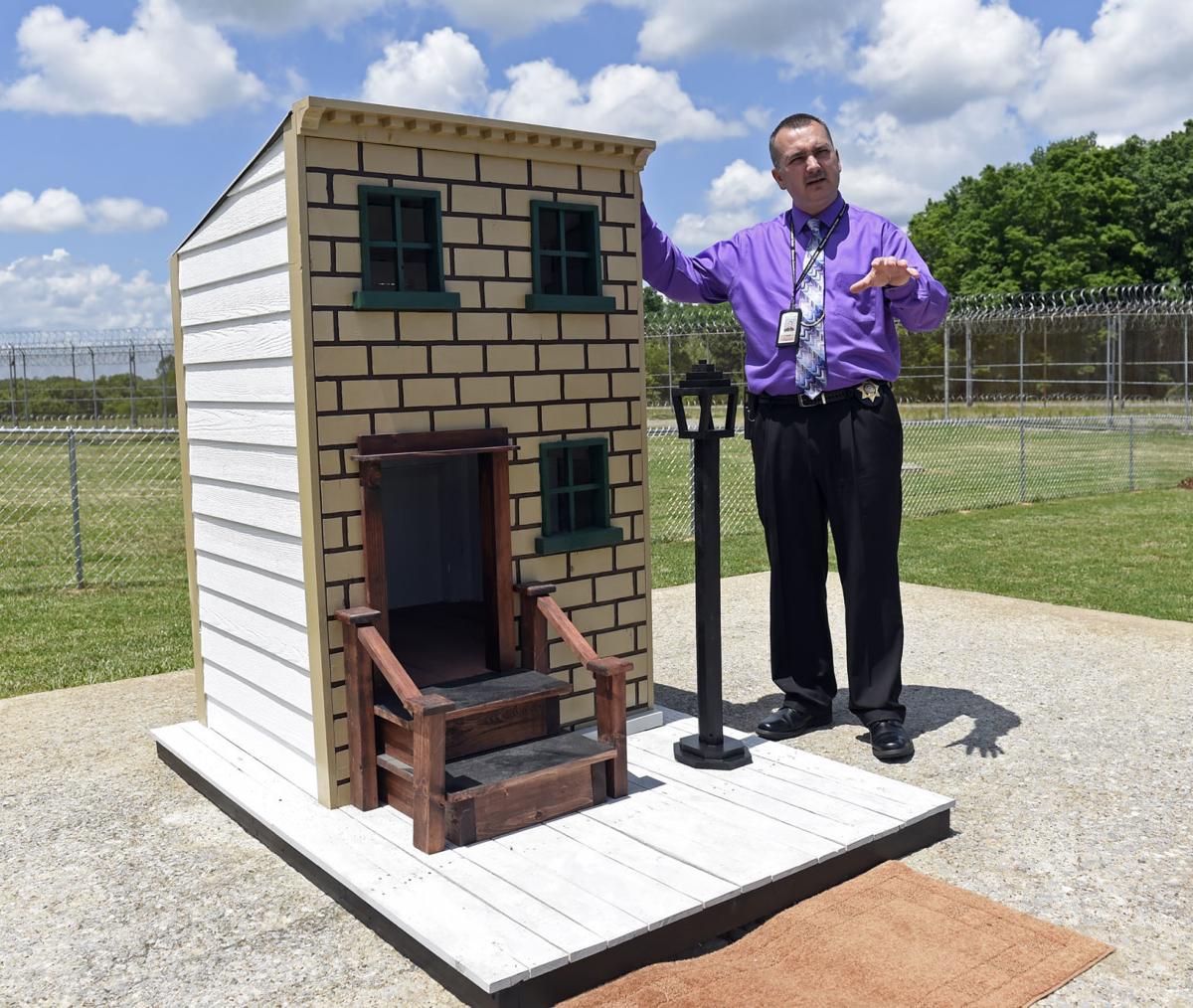 Offenders at Shawnee Correctional build doghouses 