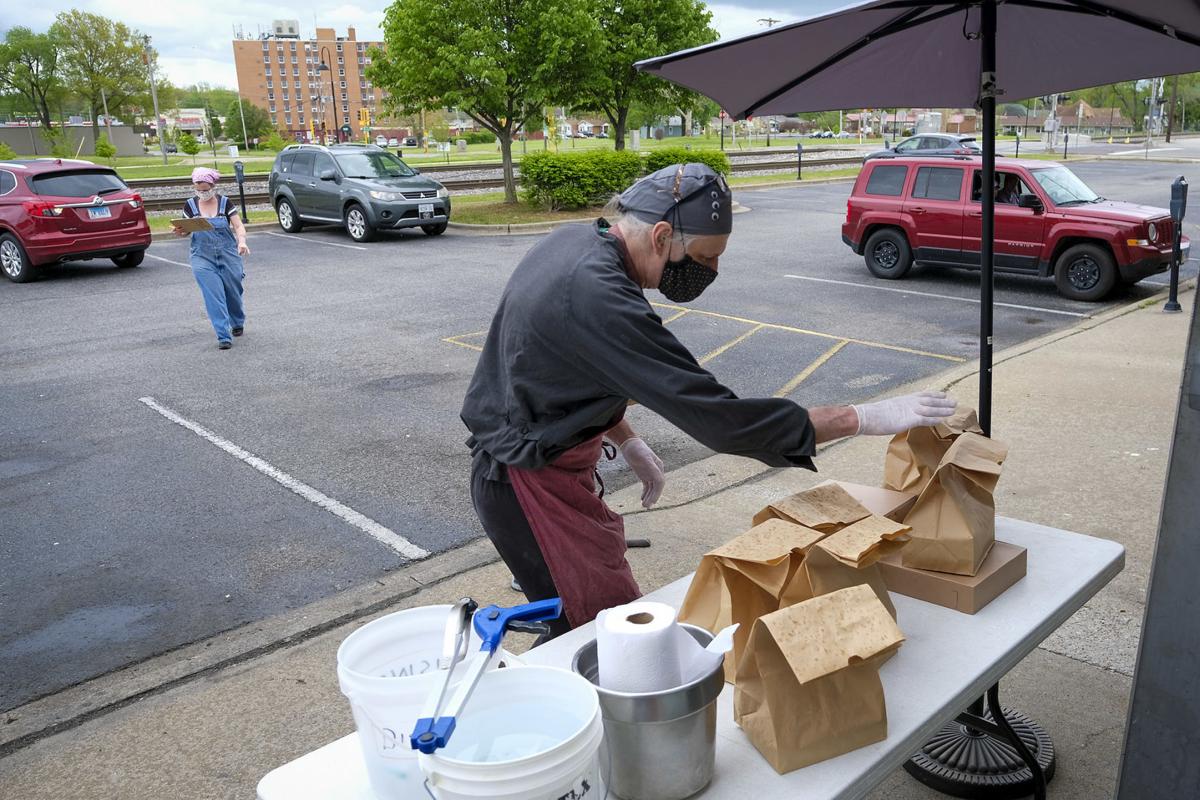 Chefs Team Up To Feed Community With Southern Illinois Collaborative Kitchen Local News Thesouthern Com