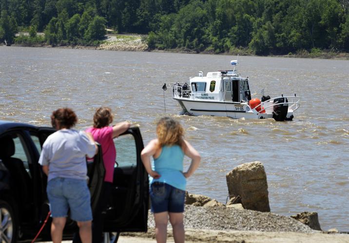 Rescuers still searching Mississippi River at Grand Tower for two