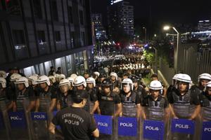 Opposition supporters defy ban in Istanbul and scuffle with police over appointment of party trustee