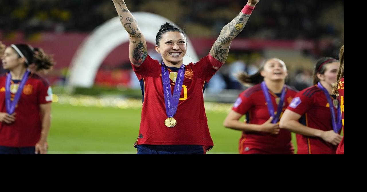 Los españoles celebran otro título de fútbol.  Esta vez sin las distracciones
