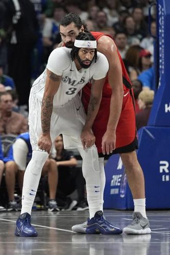Anthony Davis scores 26 in Mavericks debut, leaves with injury in win ...