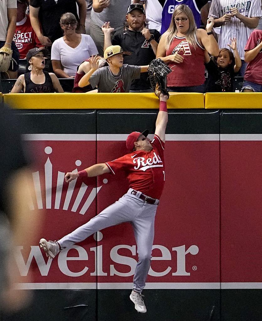 Steer's 3-run homer helps wild-card chasing Reds beat first-place