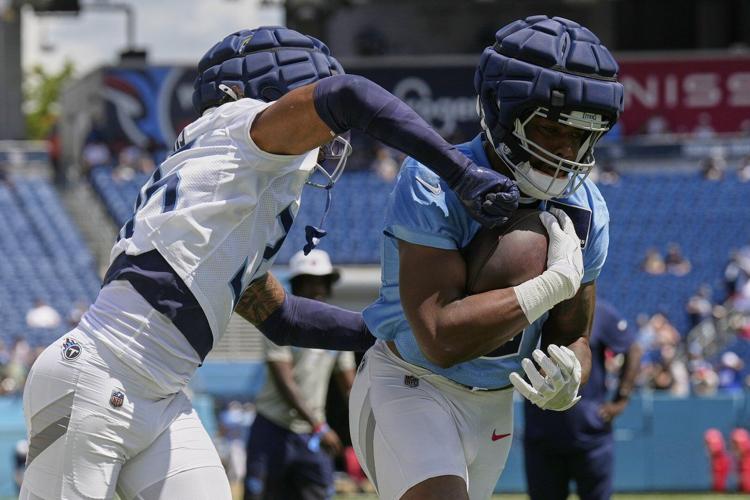 Titans' Treylon Burks suffers right shoulder injury during diving catch