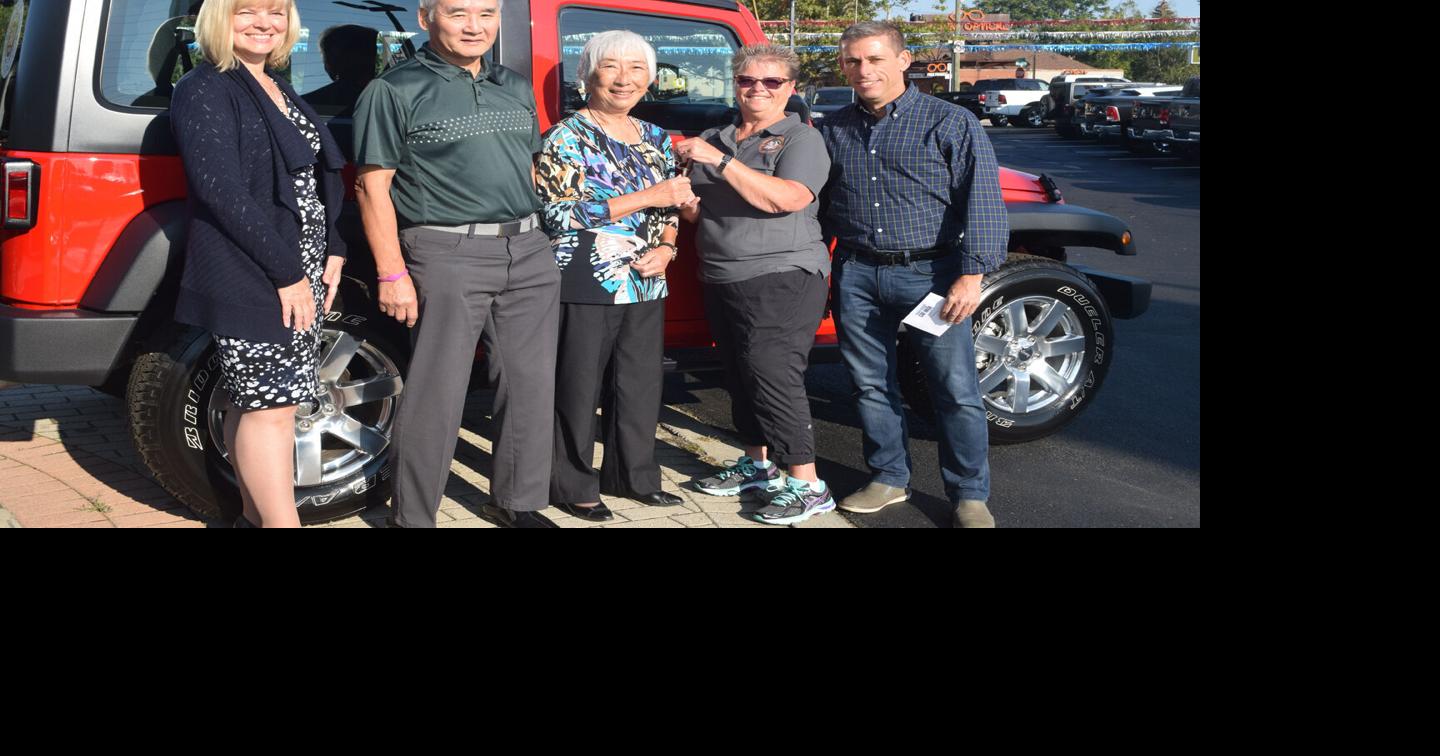 Winona Peach Festival, DeWildt Chrysler Dodge Jeep representatives hand