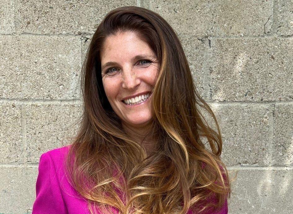 My shy girlfriend and I went camping with three other couples. I woke up in the middle night and walked a few paces. I heard a low murmur. I was shocked by what I saw next. Ask Lisi