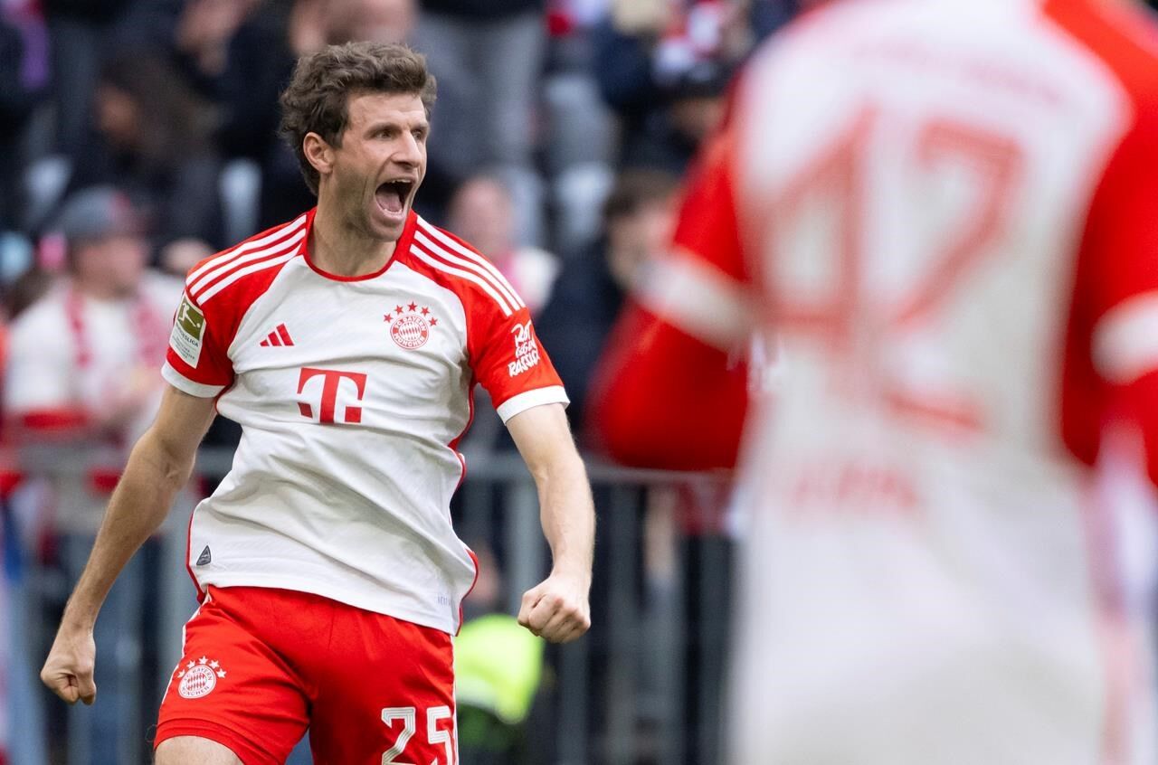 Kane scores hat trick and sets up 2 goals as Bayern routs Mainz 8-1