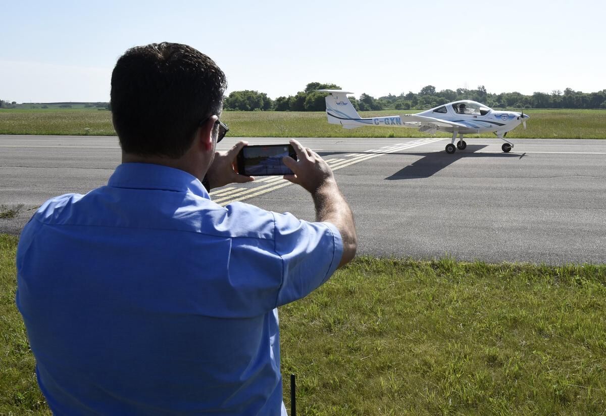 Dundas teen lands 'picture perfect' solo flight to celebrate 14th