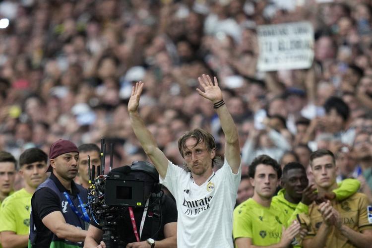 Tears and cheers in emotional farewell by Ancelotti and Modric at Real ...