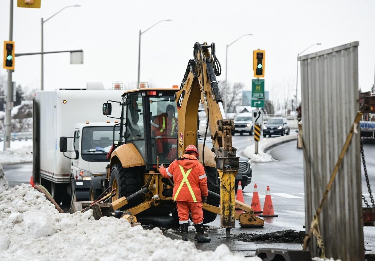 Water main break restricts traffic on Barton Street East near Red Hill