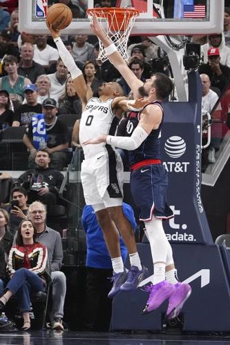 Spurs Overcome Early Deficit, Late Clippers Push