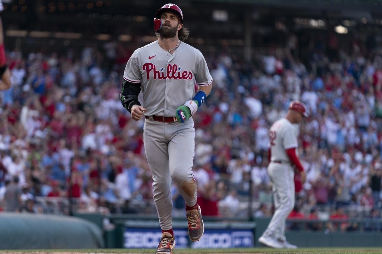 Realmuto hits tiebreaking HR, helps Phillies snap losing streak