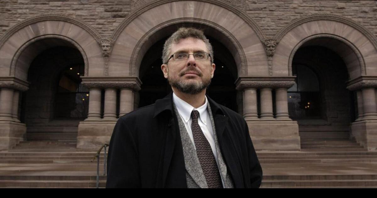 Hamilton lawyer who faked divorce then married law clerk loses licence