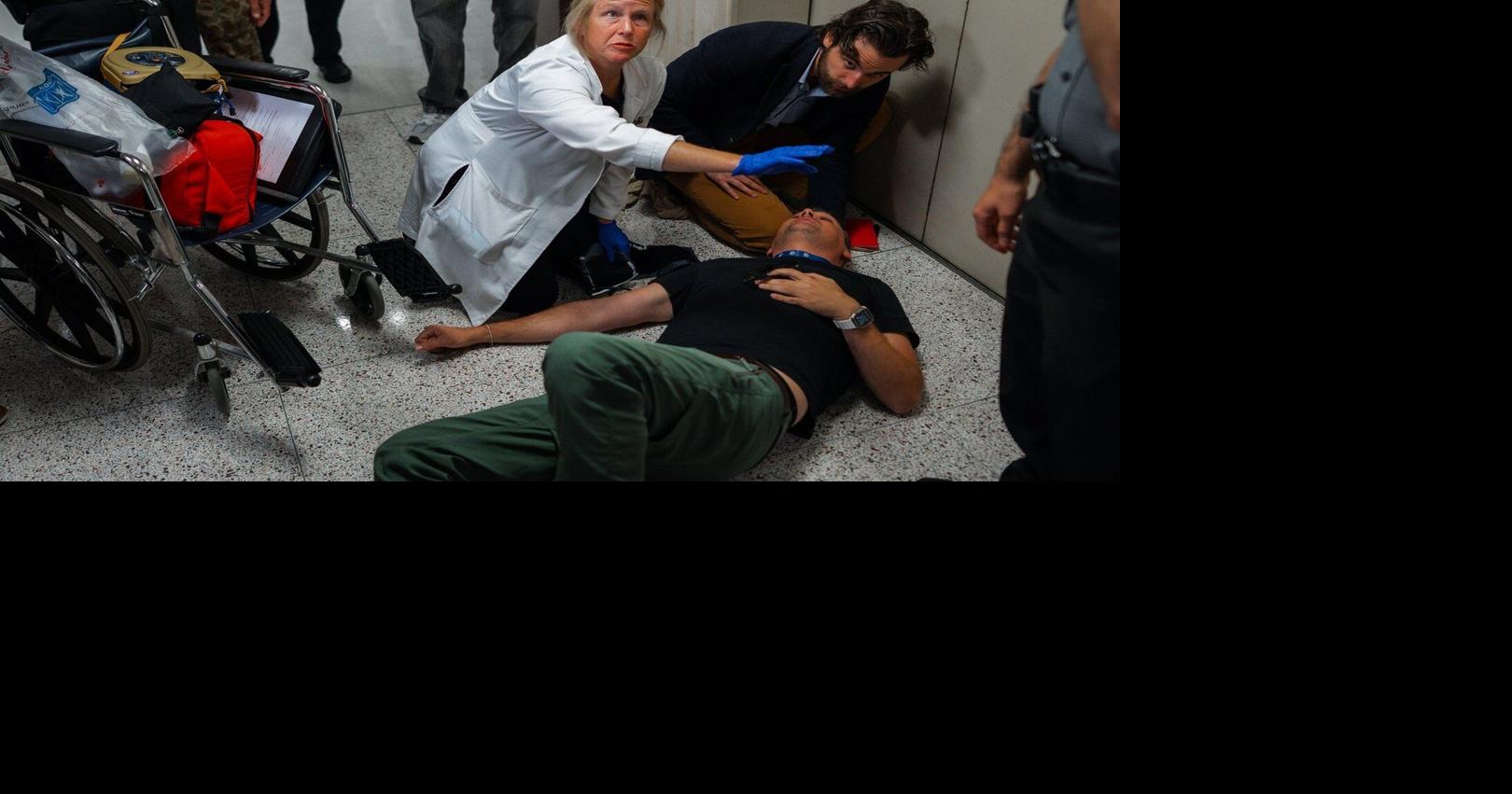 Federal agents grab and shove journalists outside NYC immigration court ...