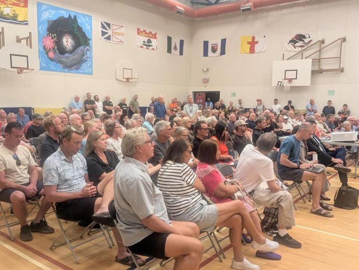 MLA Boultbee promises Sage Mesa residents she will voice their concerns(01)