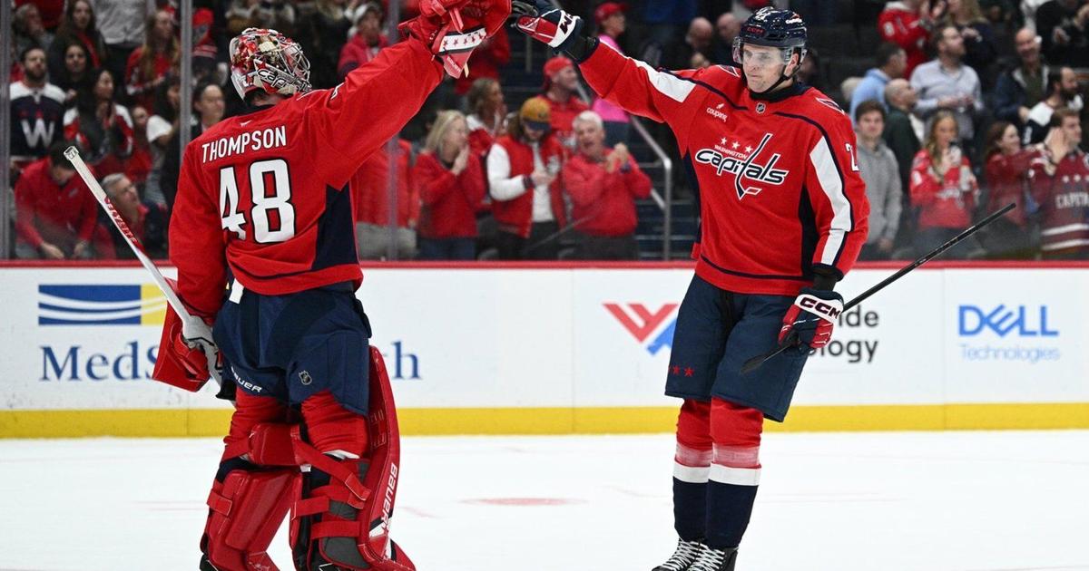 Photo: The Spec Tuch scores 2 more goals, Capitals beat Flyers 5-2
