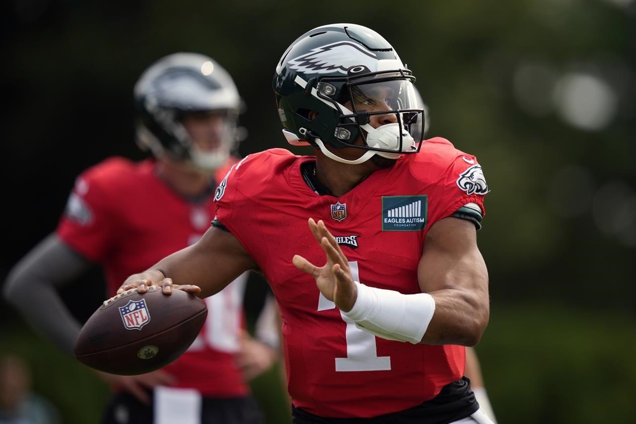 Jalen Hurts, Eagles build early lead, hang on to beat Patriots 25