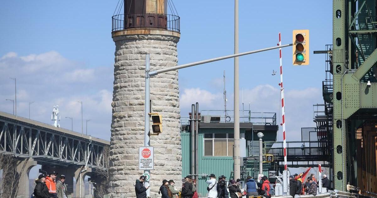 Hamilton Queue Picket at lift bridge delays ships seeking to enter Hamilton’s port