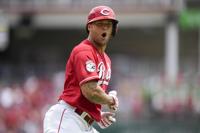 Cincinnati officers get signed De La Cruz jersey for officer shot in Reds  jersey