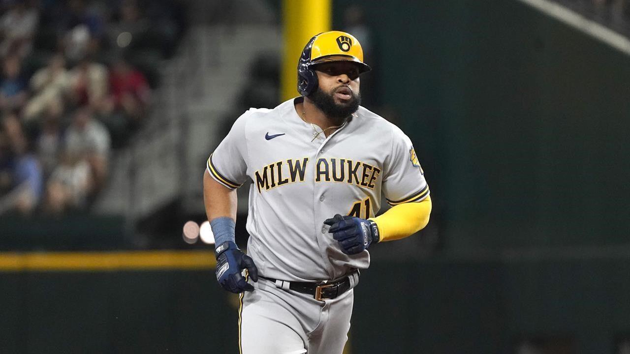 Santana's HR in 9th inning rallies Pirates past Brewers 8-7