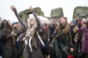 Thousands cheer as the sun rises on winter solstice at Stonehenge