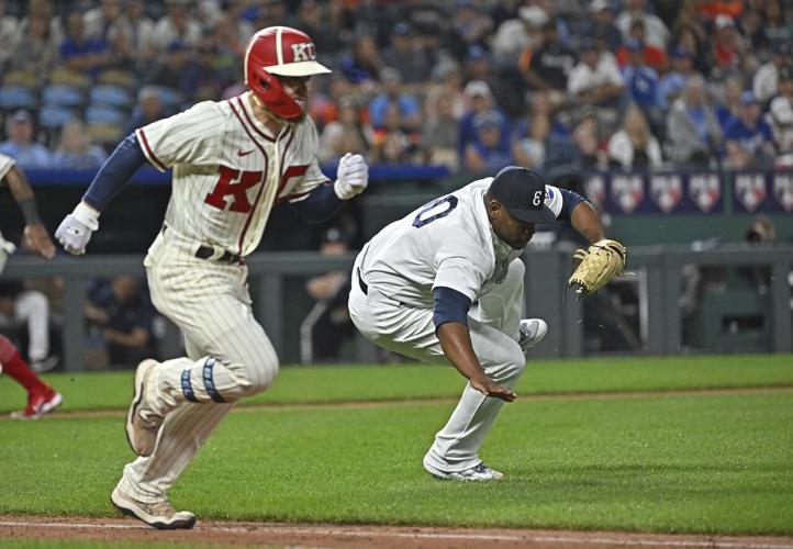 Alvarez's 9th-inning HR lifts Astros 7-6 win over Royals