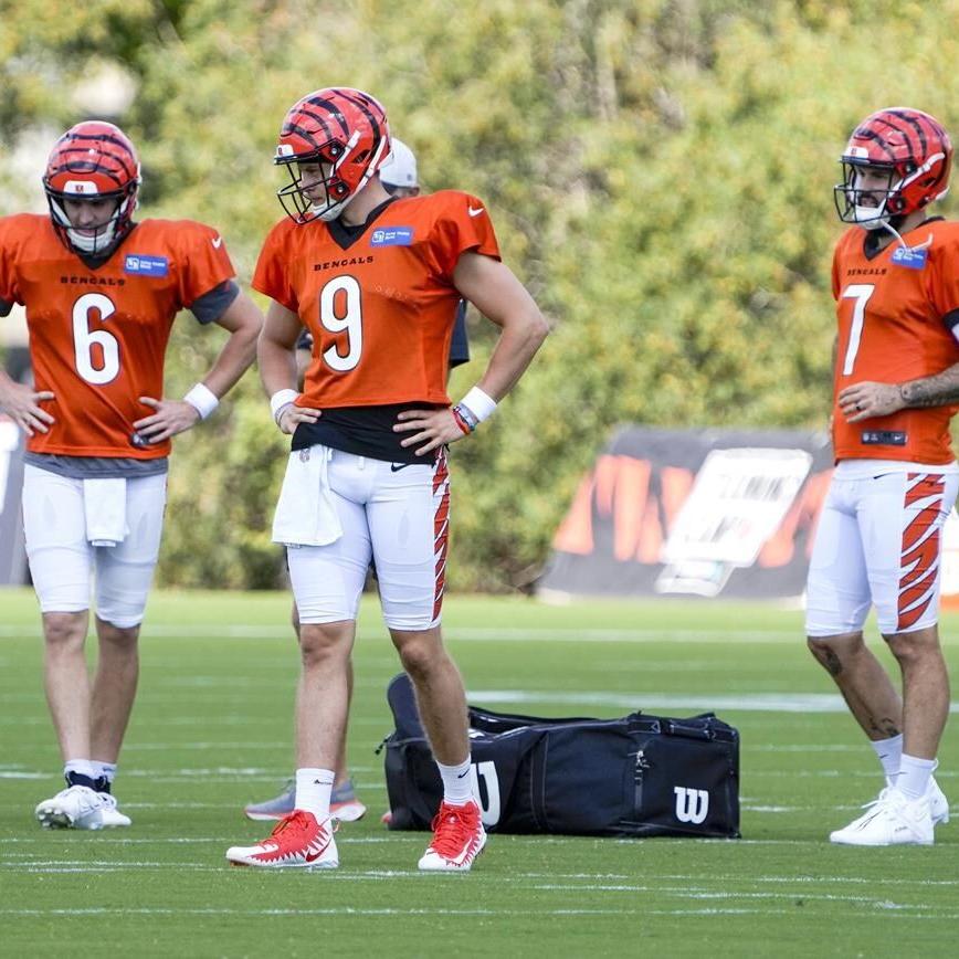 Joe Burrow Gifts Bengals' Offensive Line a Very Blingy Christmas