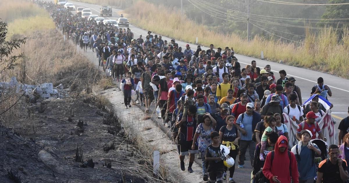 Caravana de migrantes se reagrupa en México tras incumplir promesas en documentos gubernamentales