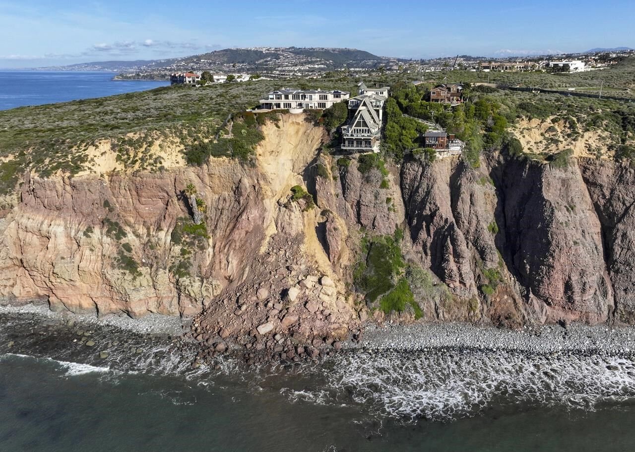 Massive Landslide On Coastal Bluff Leaves Southern California Mansion ...