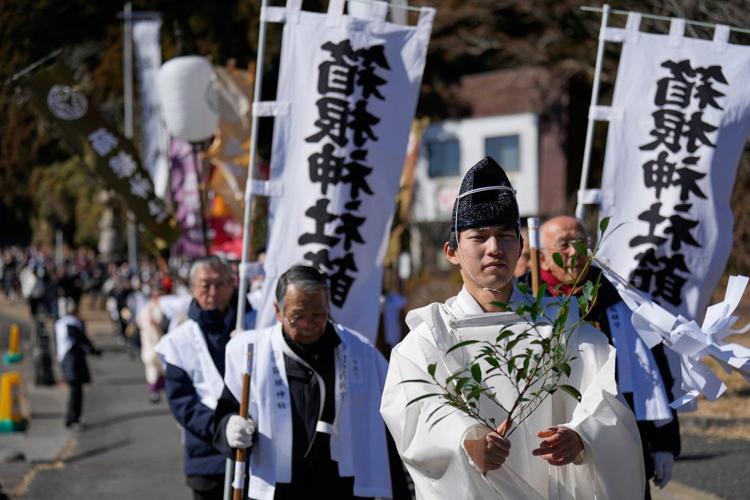 Photos of a bean-throwing ritual to celebrate seasonal change and ward ...