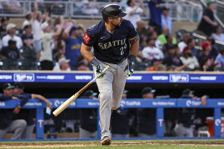 Cal Raleigh continues hot streak, hits 32nd homer of the season