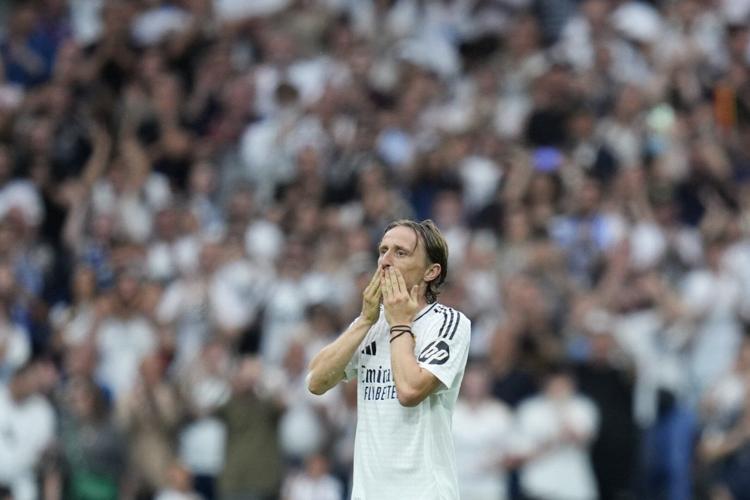 Tears and cheers in emotional farewell by Ancelotti and Modric at Real ...