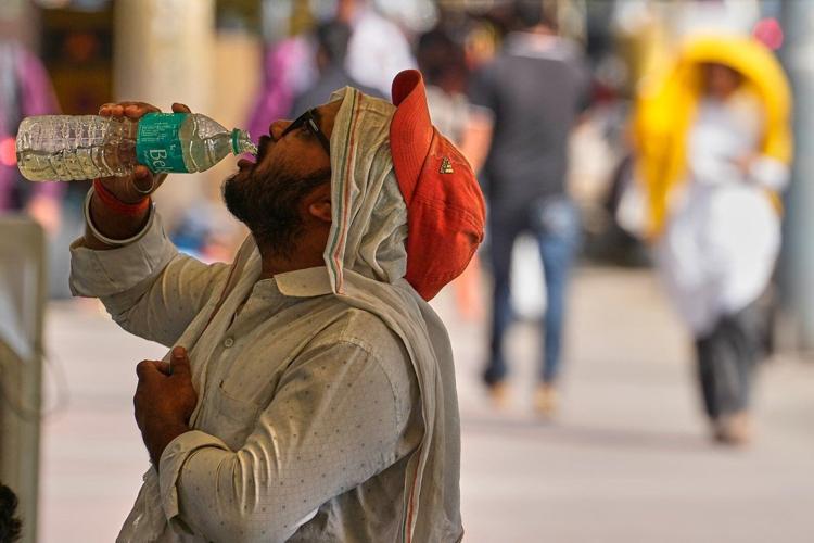 Heat wave empties roads and markets in north India as some farmers turn ...