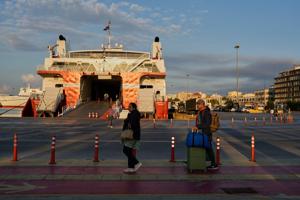 Thousands march in Athens against labor law changes, disrupt services nationwide