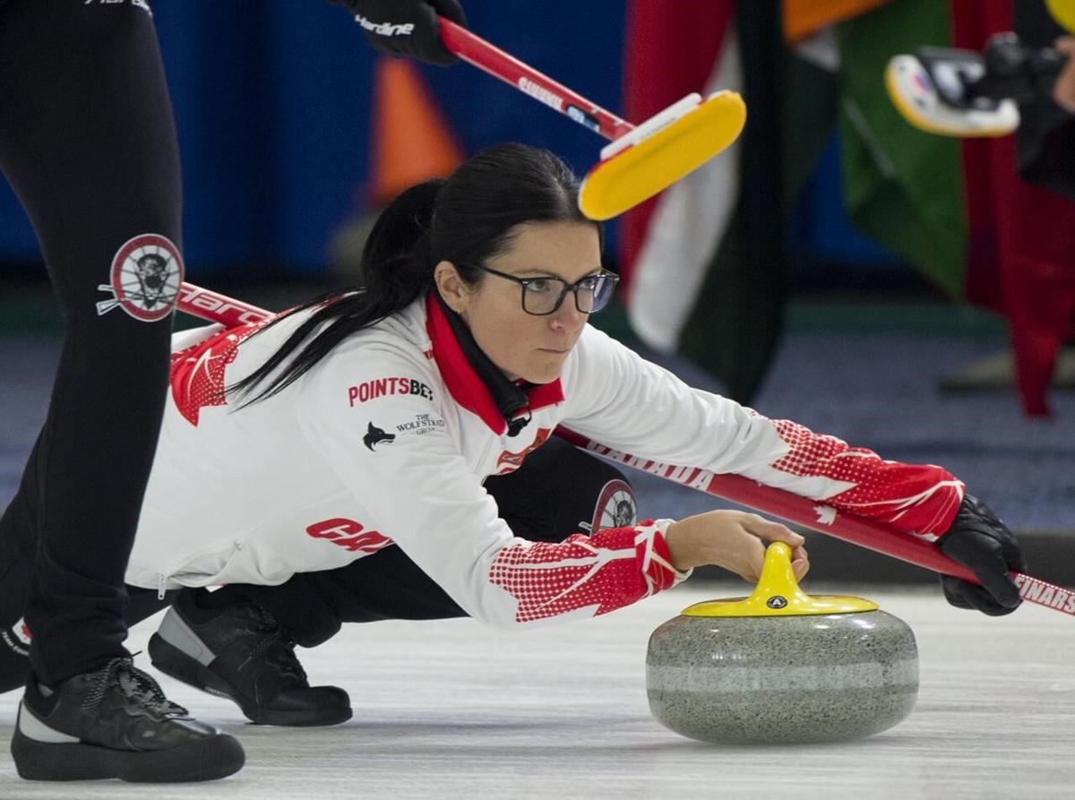 Einarson opens defence of Canadian curling title with win